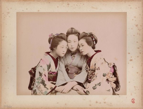 Kusakabe Kimbei, Tre ragazze, 1880-1890 Kusakabe Kimbei, Tre ragazze, 1880-1890